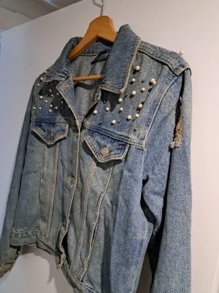 Chaqueta tejana con perlas stradivarius talla s