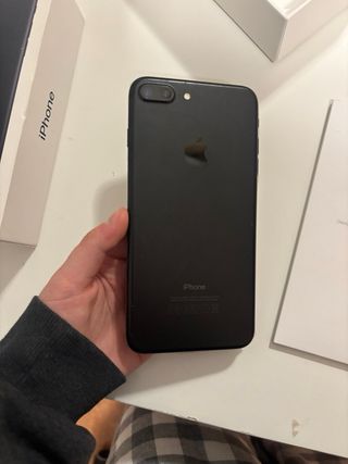 iPhone 6s dorado y iPhone 7 Plus negro