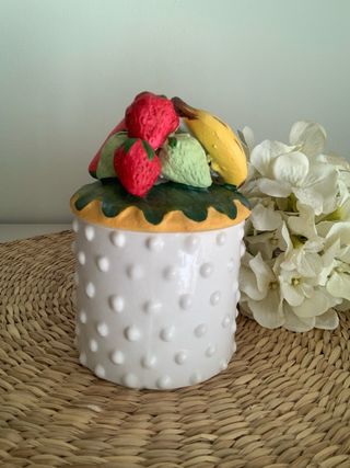 Tarro de cerámica con frutas
