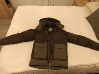 Chaqueta acolchada con capucha. Verde. Talla S