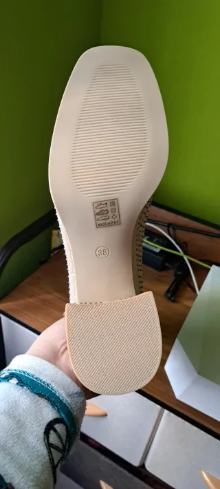 Botines Beige con Tachuelas vale para un 37 y 38