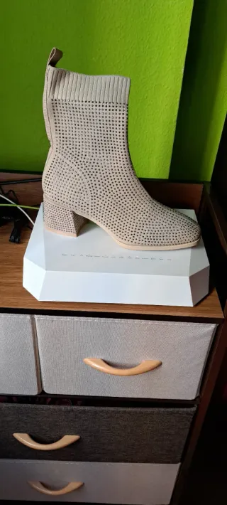 Botines Beige con Tachuelas vale para un 37 y 38