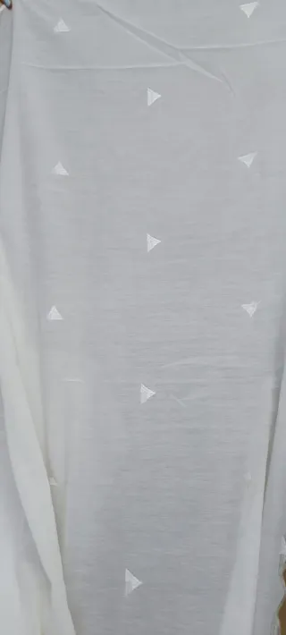 Cortina de tela blanca para ventana