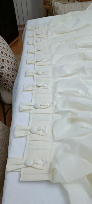 Cortina de tela blanca para ventana