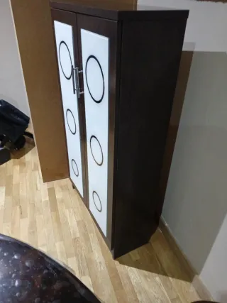 Zapatero de madera y cristal