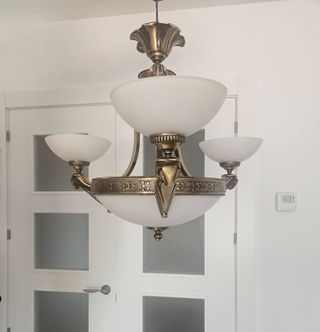 Lámpara colgante salón metal y cristal.