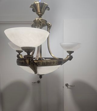 Lámpara colgante salón metal y cristal.