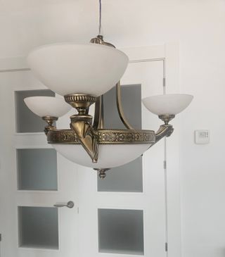 Lámpara colgante salón metal y cristal.