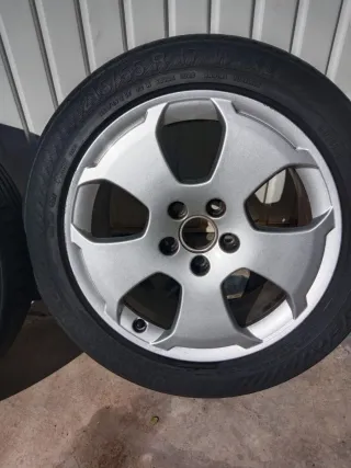 LLANTAS R17 + GOMAS EN ESTADO BUENO