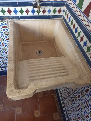 Pila de lavar antigua de piedra