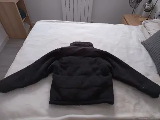 Chaqueta negra acolchada y polar