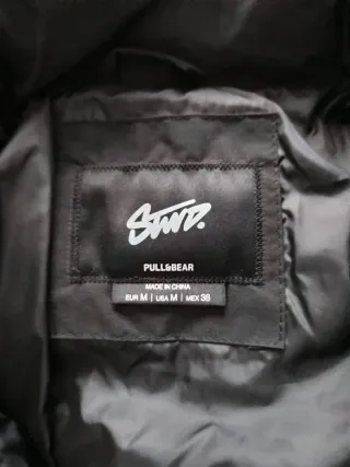 Chaqueta negra acolchada y polar