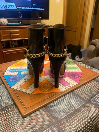 Botín tacón alto con cadena y plataforma