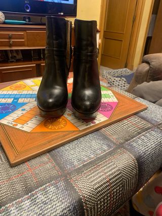 Botín tacón alto con cadena y plataforma