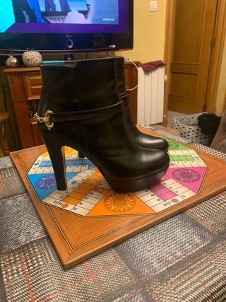 Botín tacón alto con cadena y plataforma