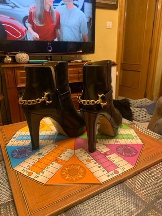 Botín tacón alto con cadena y plataforma