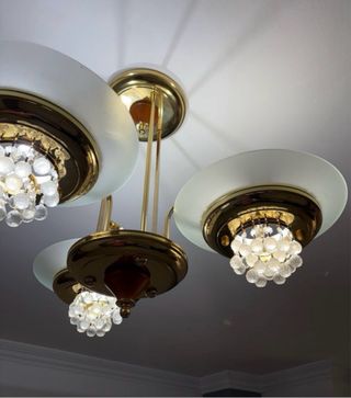 Lámpara de comedor dorada con detalles