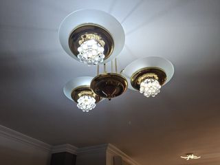 Lámpara de comedor dorada con detalles