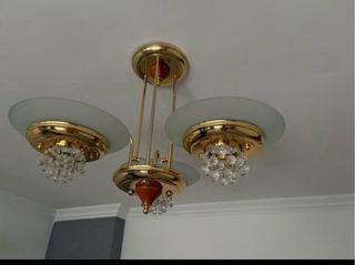 Lámpara de comedor dorada con detalles