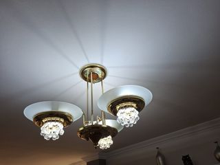 Lámpara de comedor dorada con detalles