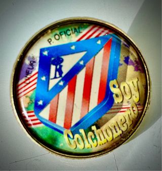Imán antiguo y 6 pins del Atlético de Madrid.