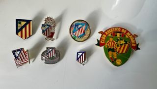 Imán antiguo y 6 pins del Atlético de Madrid.