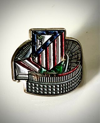 Imán antiguo y 6 pins del Atlético de Madrid.