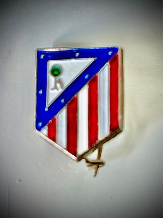 Imán antiguo y 6 pins del Atlético de Madrid.
