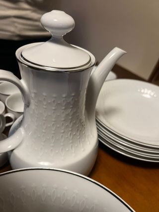 Vajilla de porcelana blanca y plata