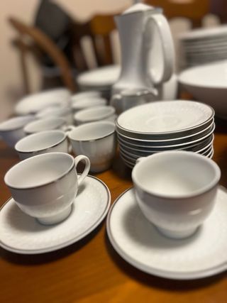 Vajilla de porcelana blanca y plata