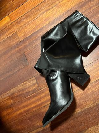 Botas altas negras fruncidas