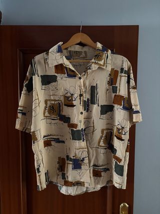 Camisa estampada beige y multicolor