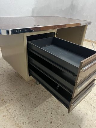 Mesa de oficina robusta con cajones