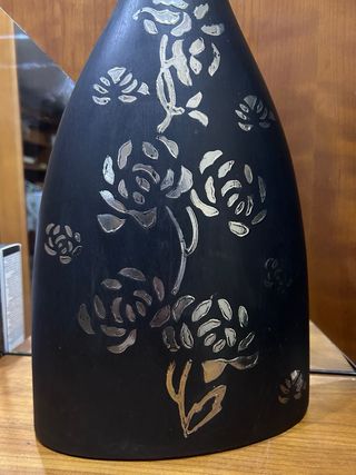 Jarrón negro con diseño plateado