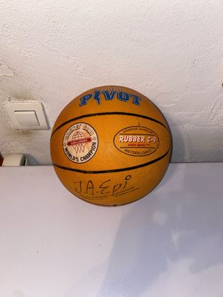 Balón de baloncesto PIVOT firmado J.Antonio Epi