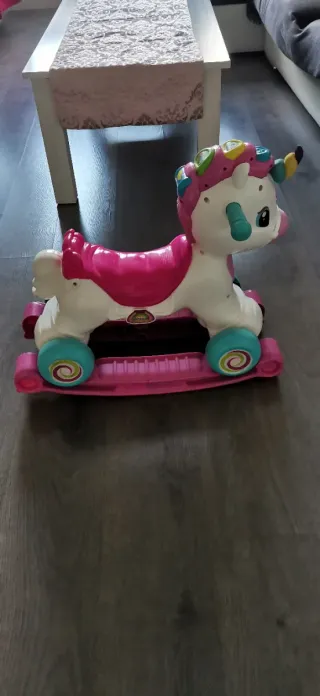 Caballito balancín y correpasillos unicornio