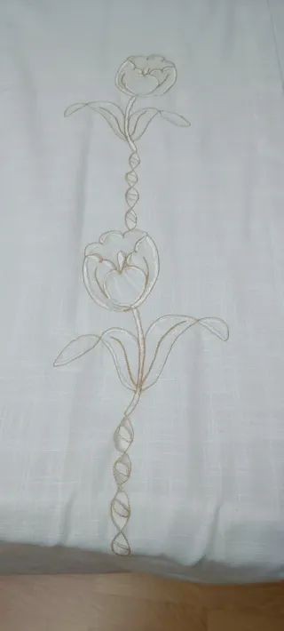 Cortina de tela con bordado floral dorado