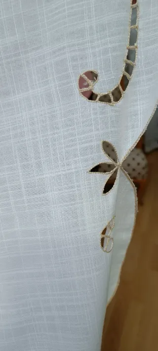 Cortina de tela con bordado floral dorado