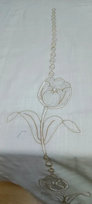 Cortina de tela con bordado floral dorado