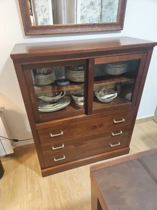 Vitrina de madera y cristal