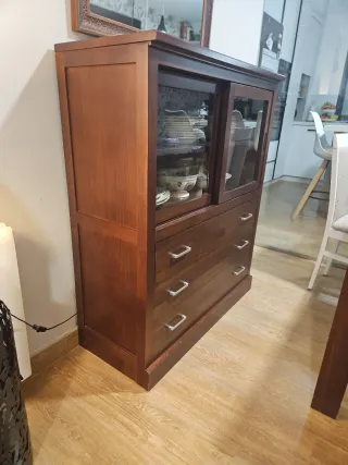 Vitrina de madera y cristal