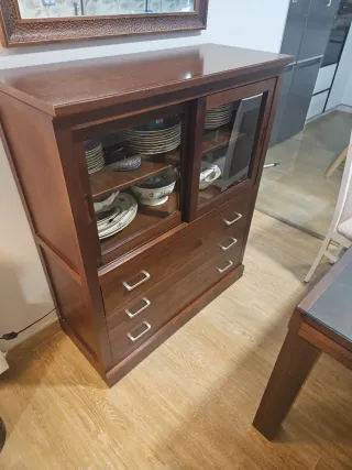 Vitrina de madera y cristal