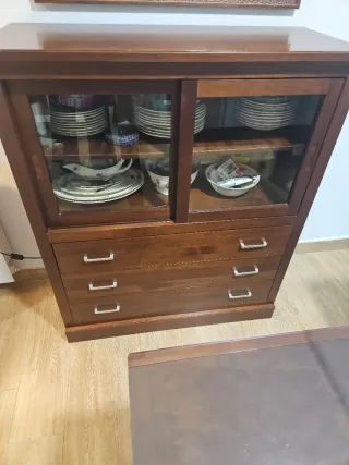 Vitrina de madera y cristal