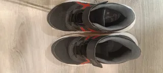Zapatillas Asics niño negras y rojas atletismo