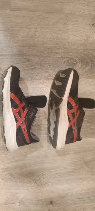Zapatillas Asics niño negras y rojas atletismo