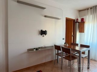 Parete TV con LED e mensole