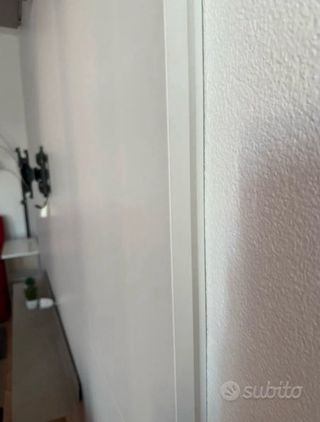 Parete TV con LED e mensole