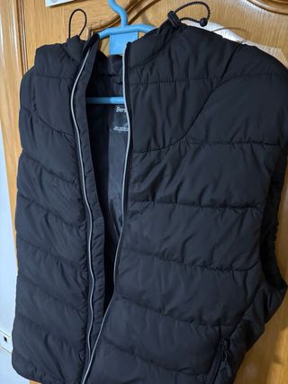 Chaleco Negro Bershka con Capucha