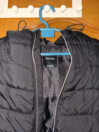 Chaleco Negro Bershka con Capucha