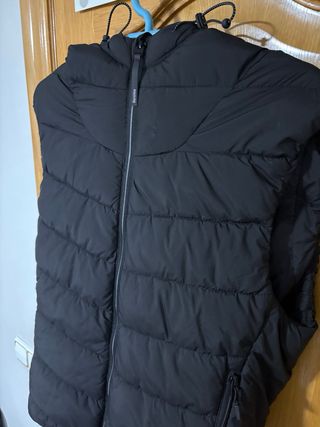 Chaleco Negro Bershka con Capucha